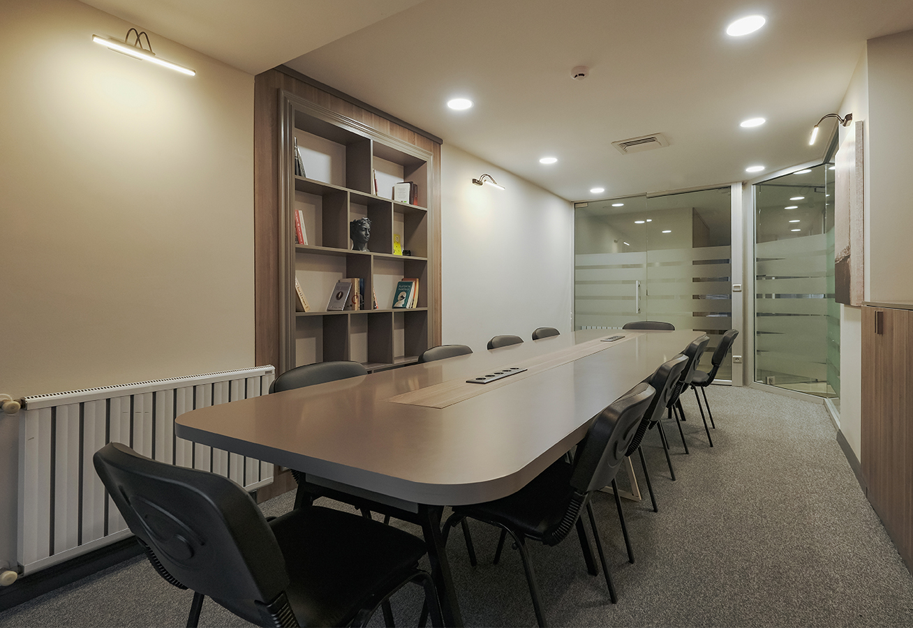 Uzun toplantı masası ve kitaplıklı profesyonel oda